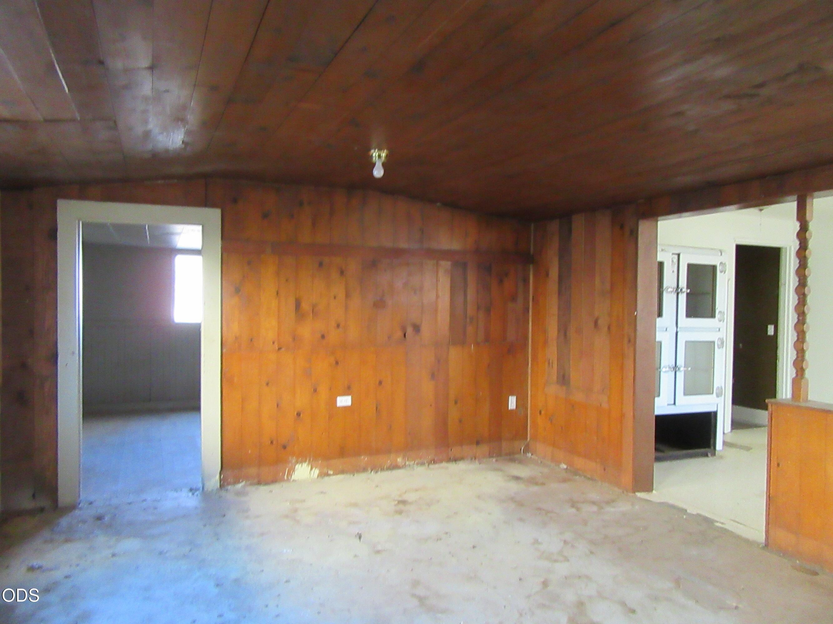 9805 East Langell Valley Road Bonanza, OR 97623 - Photo 11 of 41 an empty room with closet and wooden door