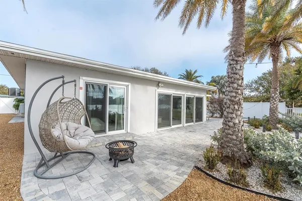 a view of a backyard with palm trees