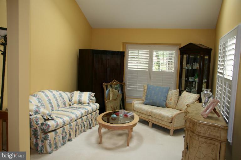 162 Spring Pl Way Annapolis, MD 21401 - Photo 6 of 30 Beautiful lofted living room