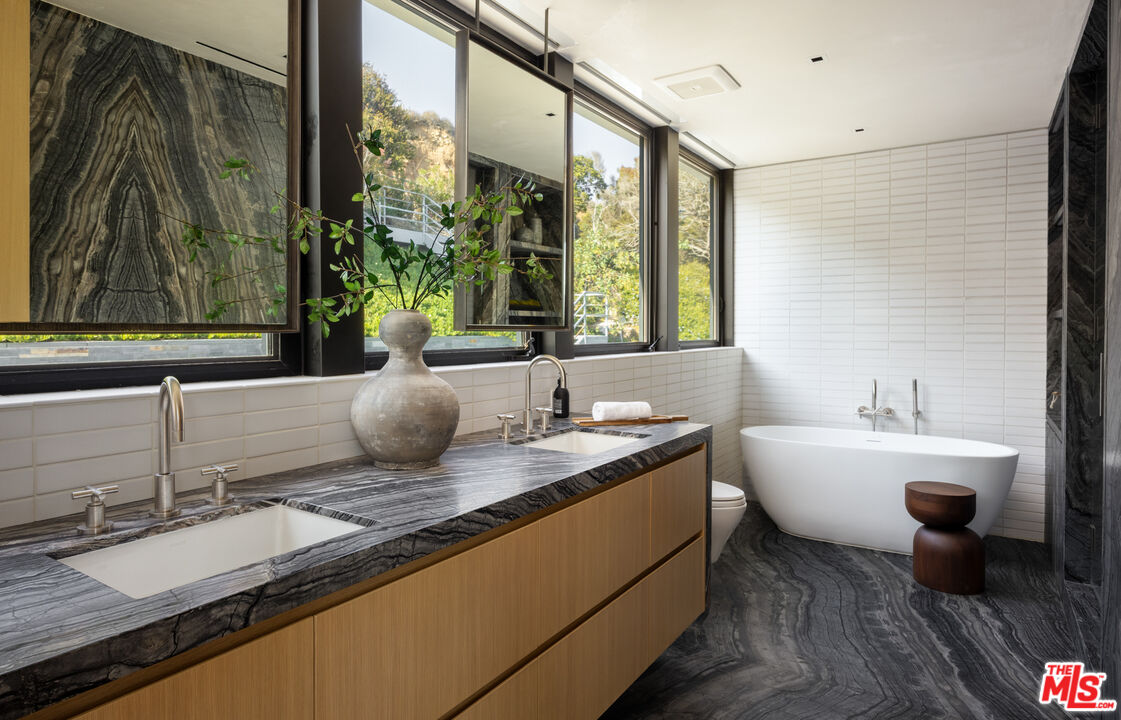 31388 Broad Beach Road Malibu, CA 90265 - Photo 18 of 36