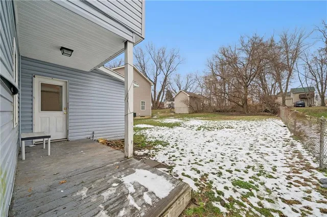 a view of a yard with a house