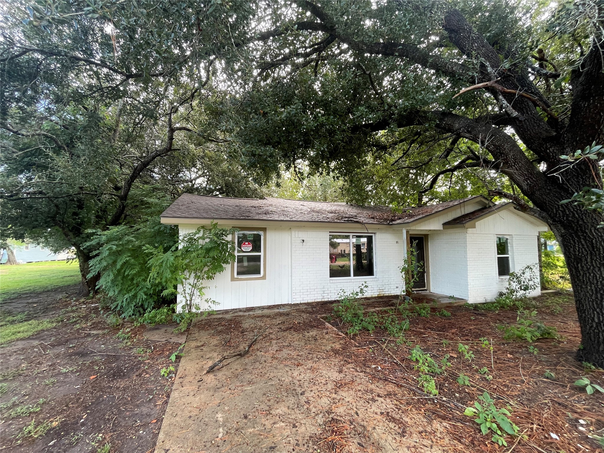 462 Ave B Markham, TX 77414 - Photo 2 of 12 a house with a outdoor space