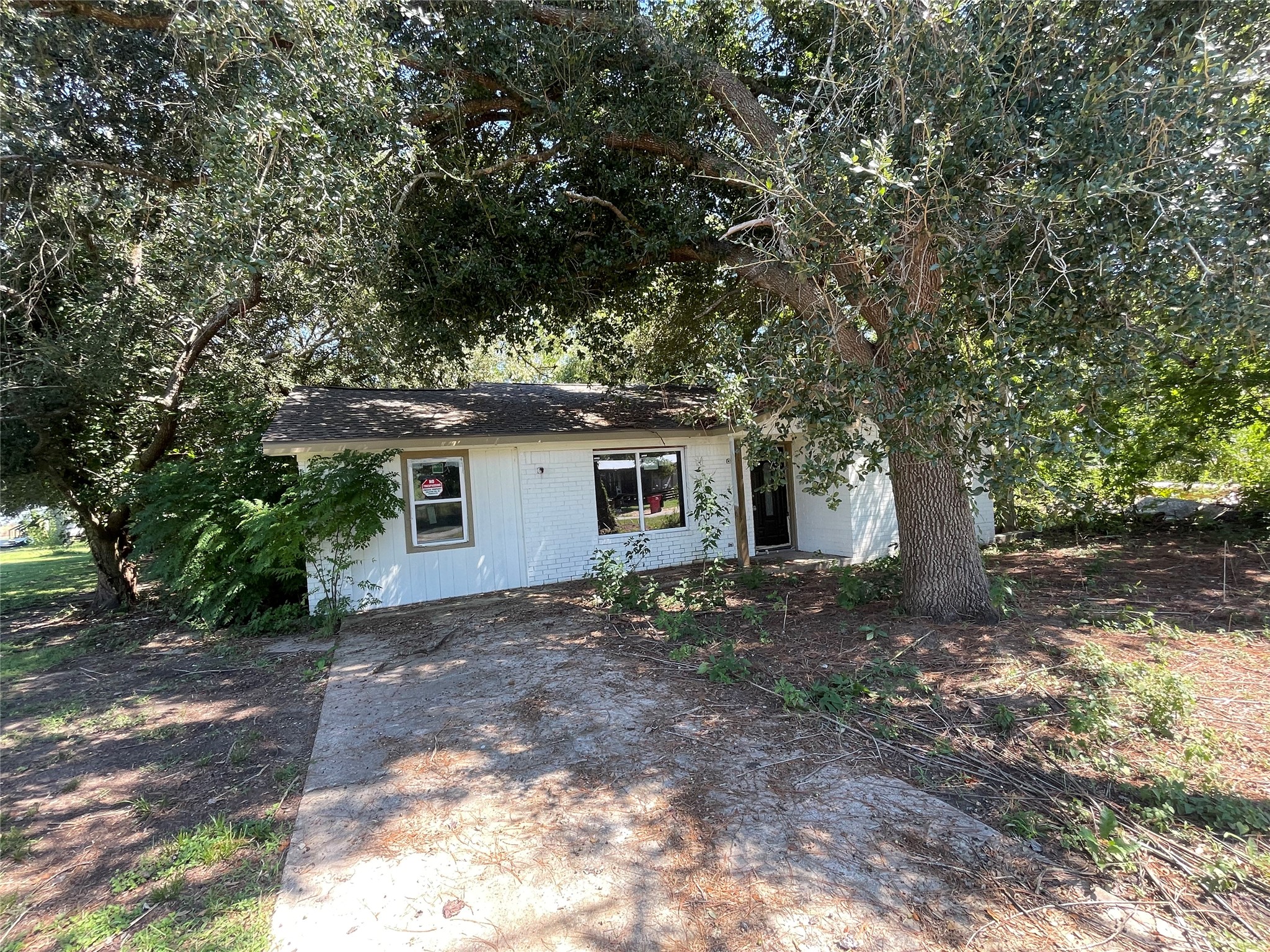462 Ave B Markham, TX 77414 - Photo 3 of 12 a view of a house with a tree in the background