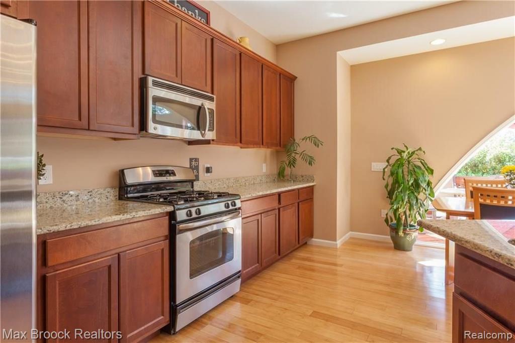 2223 Crystal Drive, Unit 24 Rochester Hills, MI 48309 - Photo 14 of 41