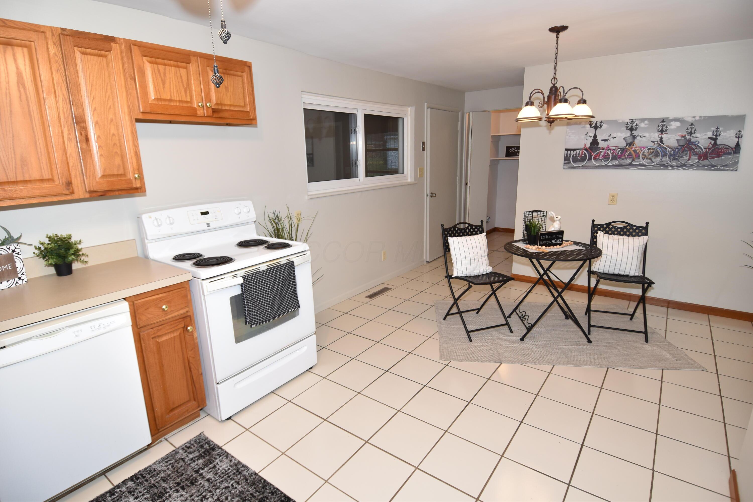 7075 Bartlett Road Reynoldsburg, OH 43068 - Photo 11 of 34 Dining Area