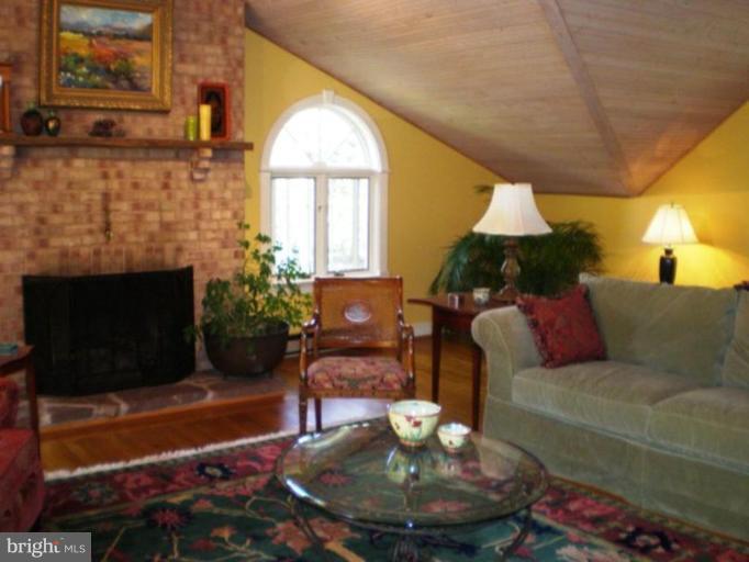 419 Seneca Road Great Falls, VA 22066 - Photo 5 of 30 Great Room #2
