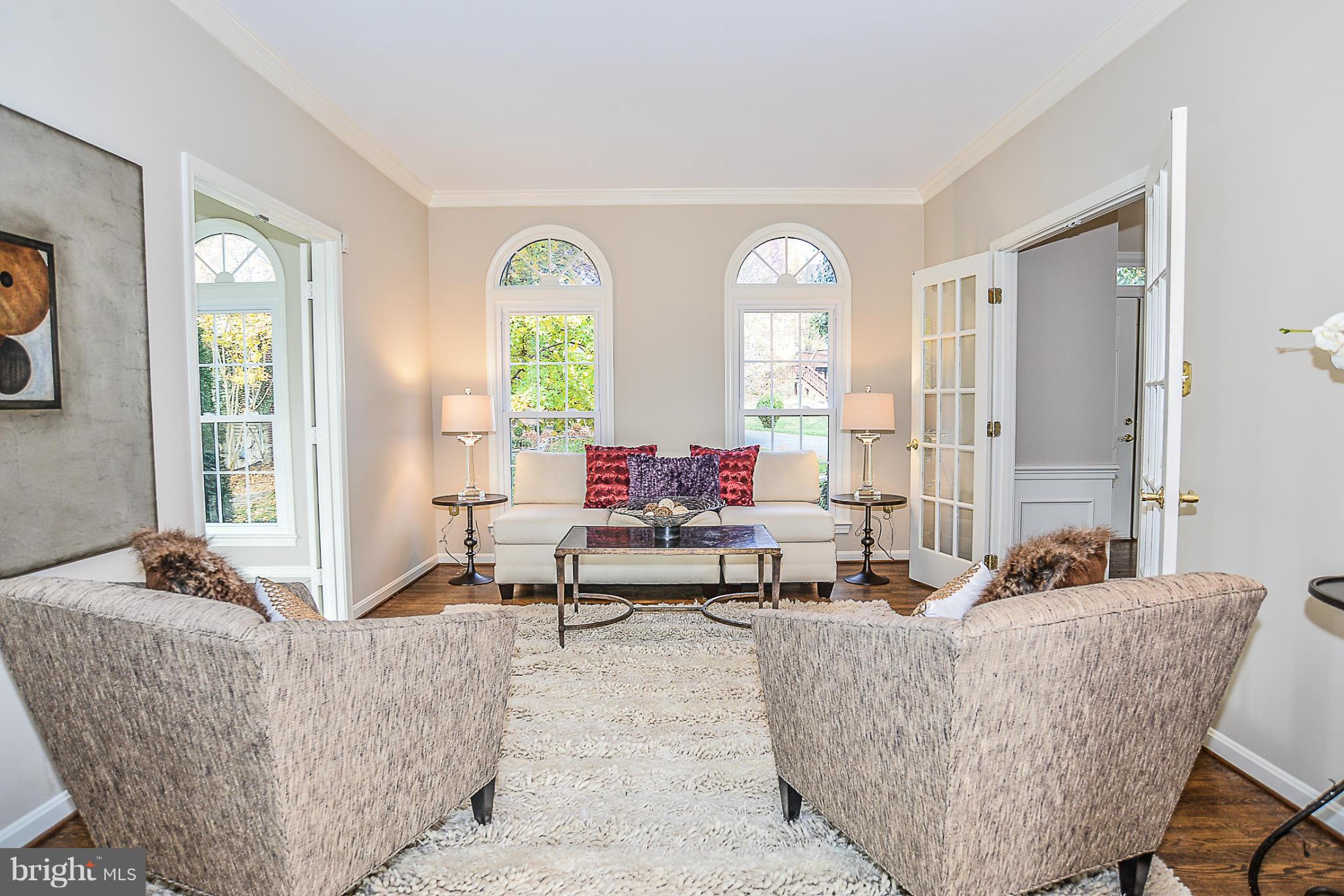 8963 Scott Street Springfield, VA 22153 - Photo 12 of 30 Living Room