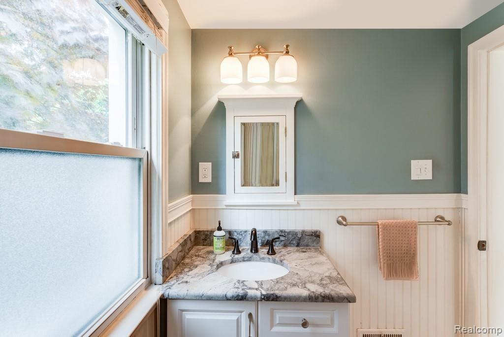 2119 Harvard Road Berkley, MI 48072 - Photo 19 of 29