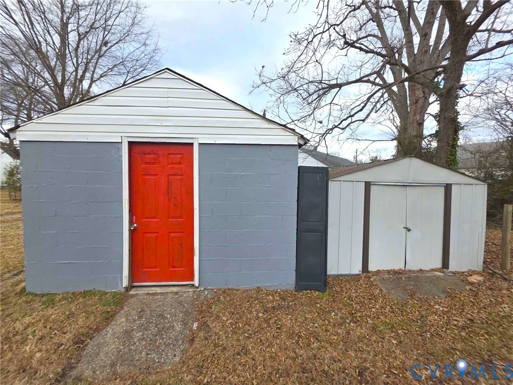 402 Stuart Avenue Colonial Heights, VA 23834 - Photo 3 of 19