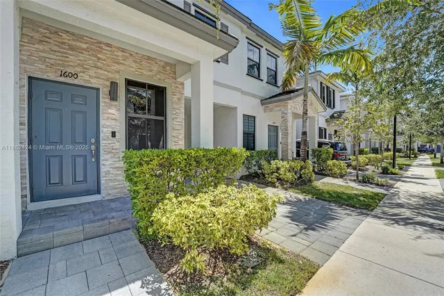 $525,000 | 1600 Southwest 28th Street, Fort Lauderdale, FL 33315
