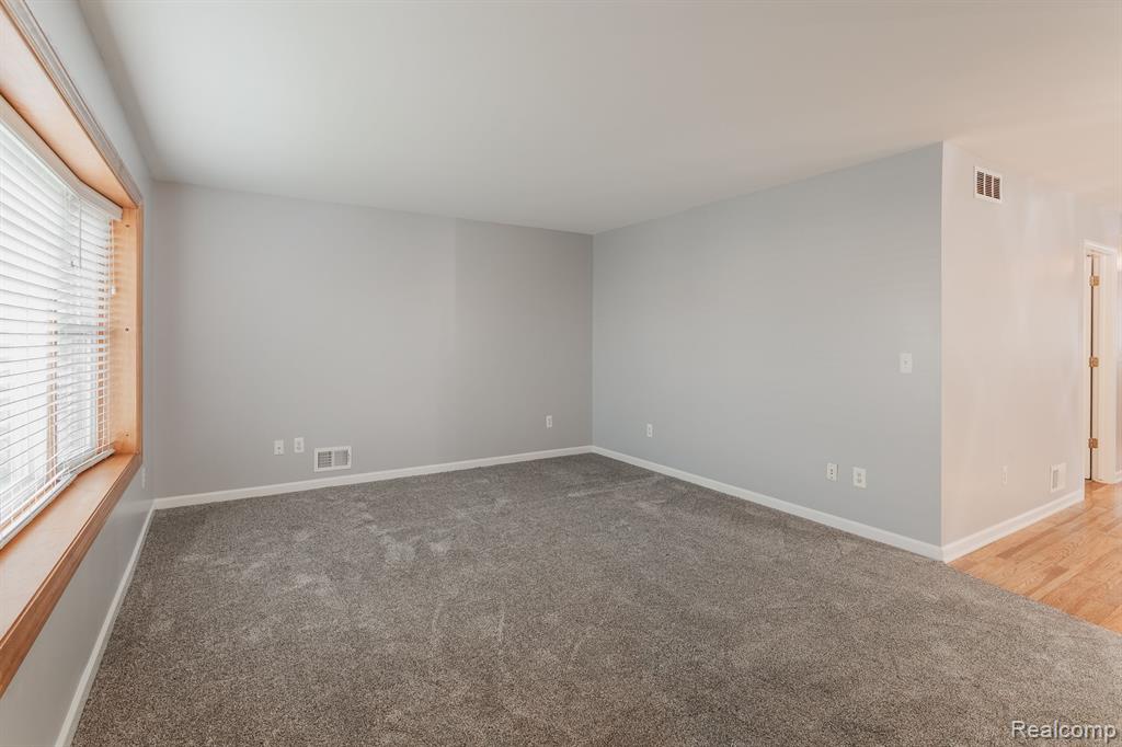 29030 Springstead Street Gibraltar, MI 48173 - Photo 11 of 23