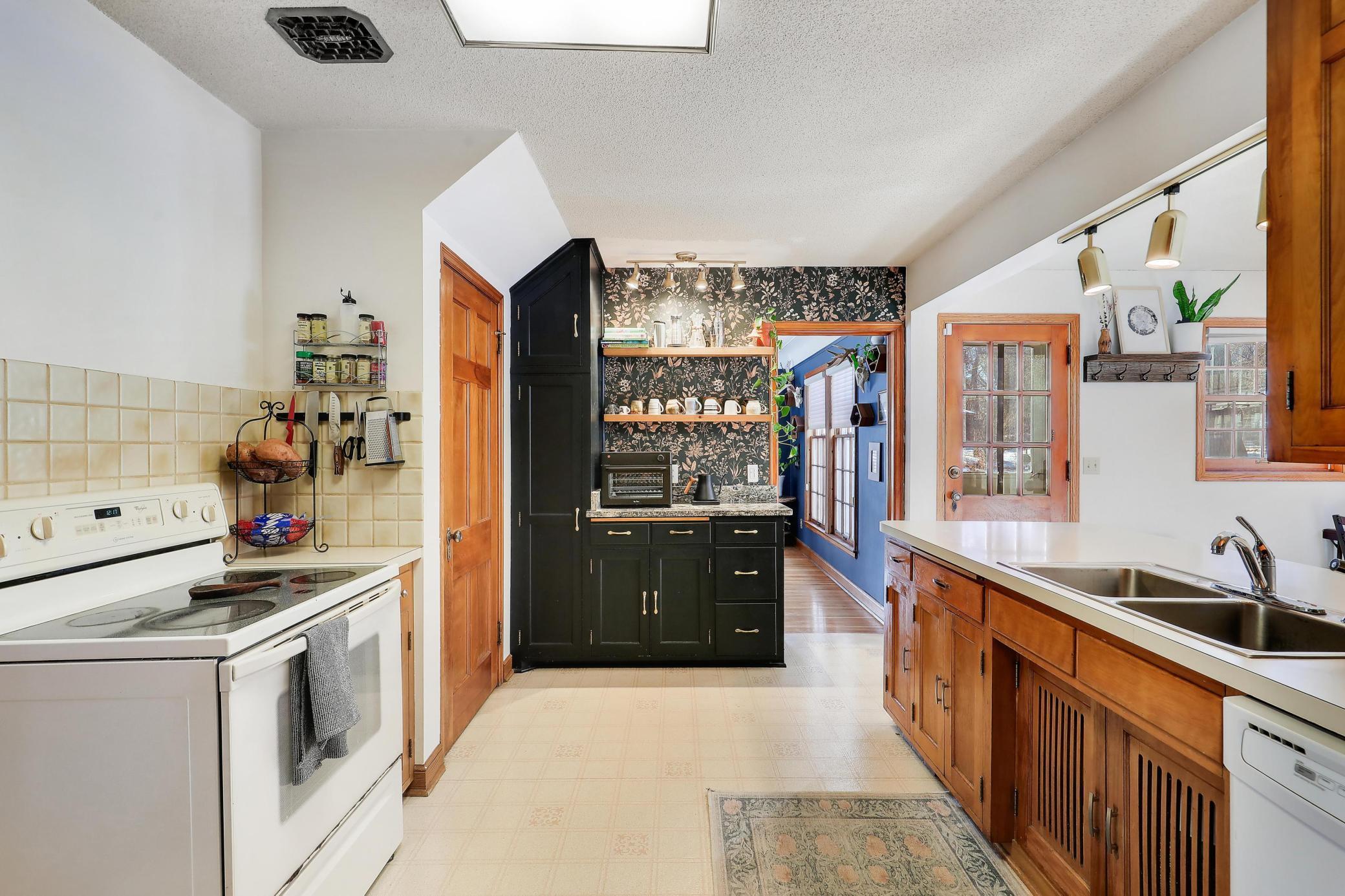 1979 Snelling Avenue North Roseville, MN 55113 - Photo 18 of 71