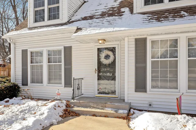 $450,000 | 1979 Snelling Avenue North, Roseville, MN 55113