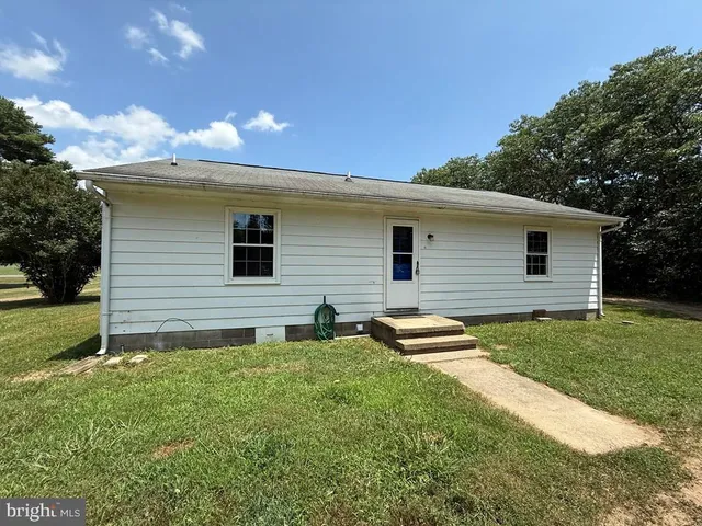 a front view of house with yard