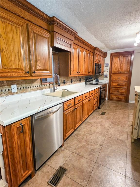 589 Jacksonville Scotland Road Jacksonville, GA 31544 - Photo 17 of 87 a kitchen with a sink and cabinets