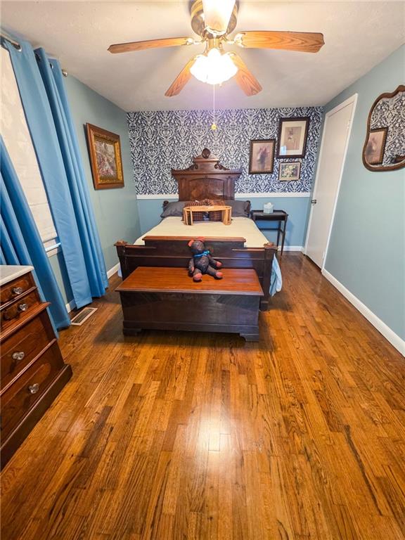 589 Jacksonville Scotland Road Jacksonville, GA 31544 - Photo 31 of 87 a living room with a bed and paintings on the wall