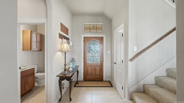 a view of entryway with livingroom