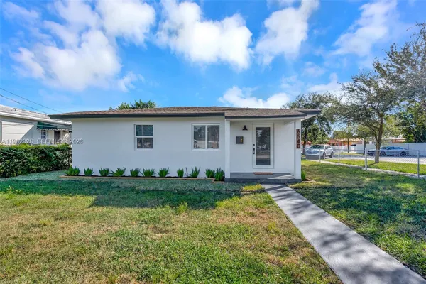 a view of a house with backyard and garden