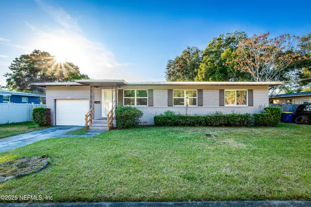 a view of a house with a backyard