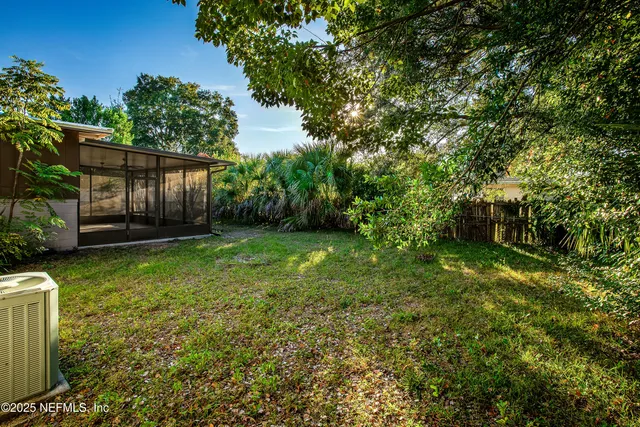 a view of a backyard