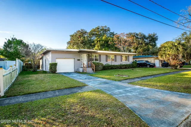 a view of a house with a backyard