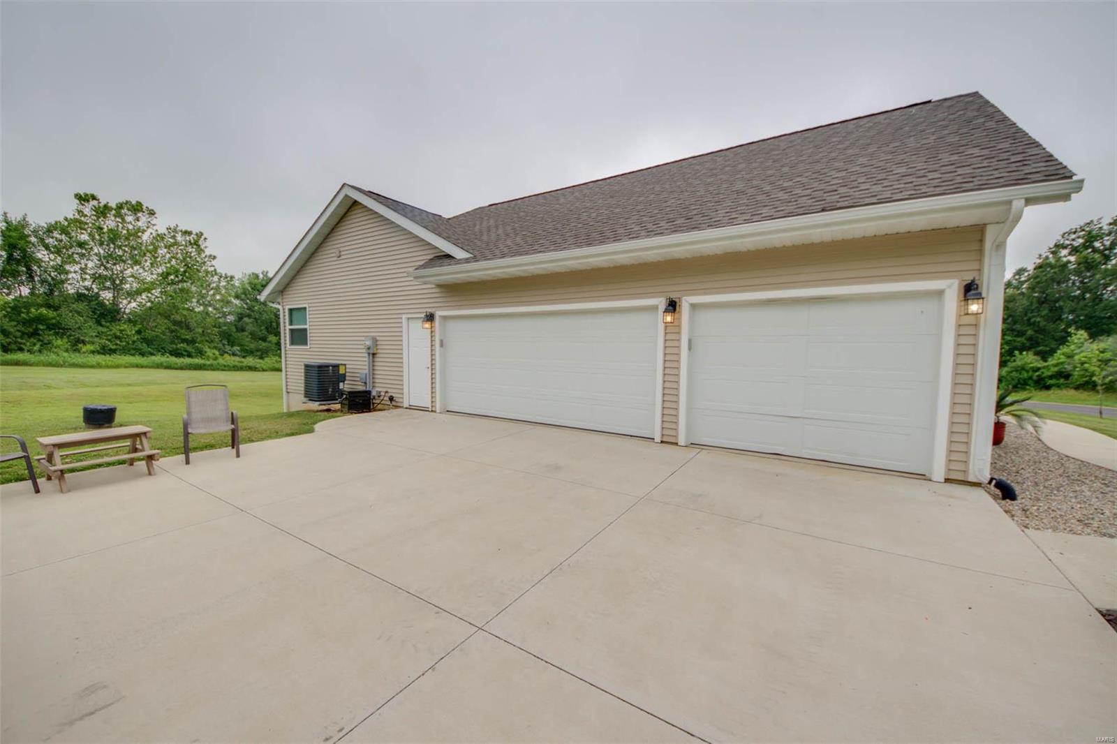 8068 Lost Bridge Road Bethalto, IL 62010 - Photo 8 of 40