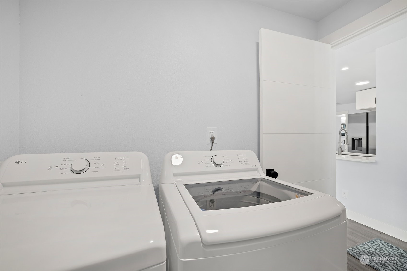 9848 18th Avenue Southwest Seattle, WA 98106 - Photo 16 of 32 a utility room with dryer and washer