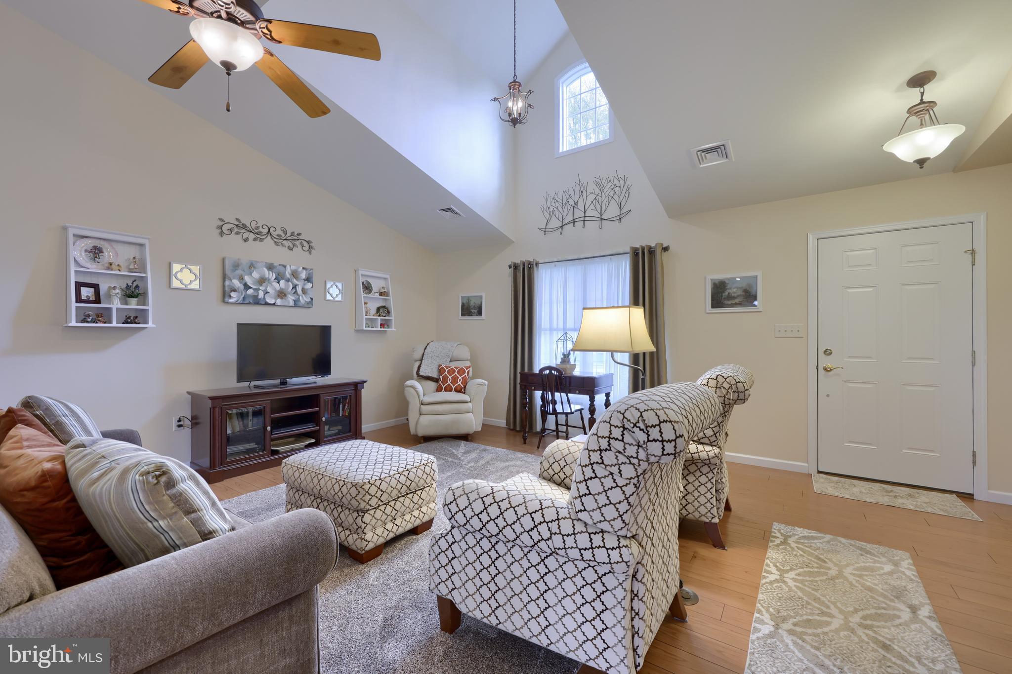737 Heather Ridge Manheim, PA 17545 - Photo 8 of 40 a living room with furniture