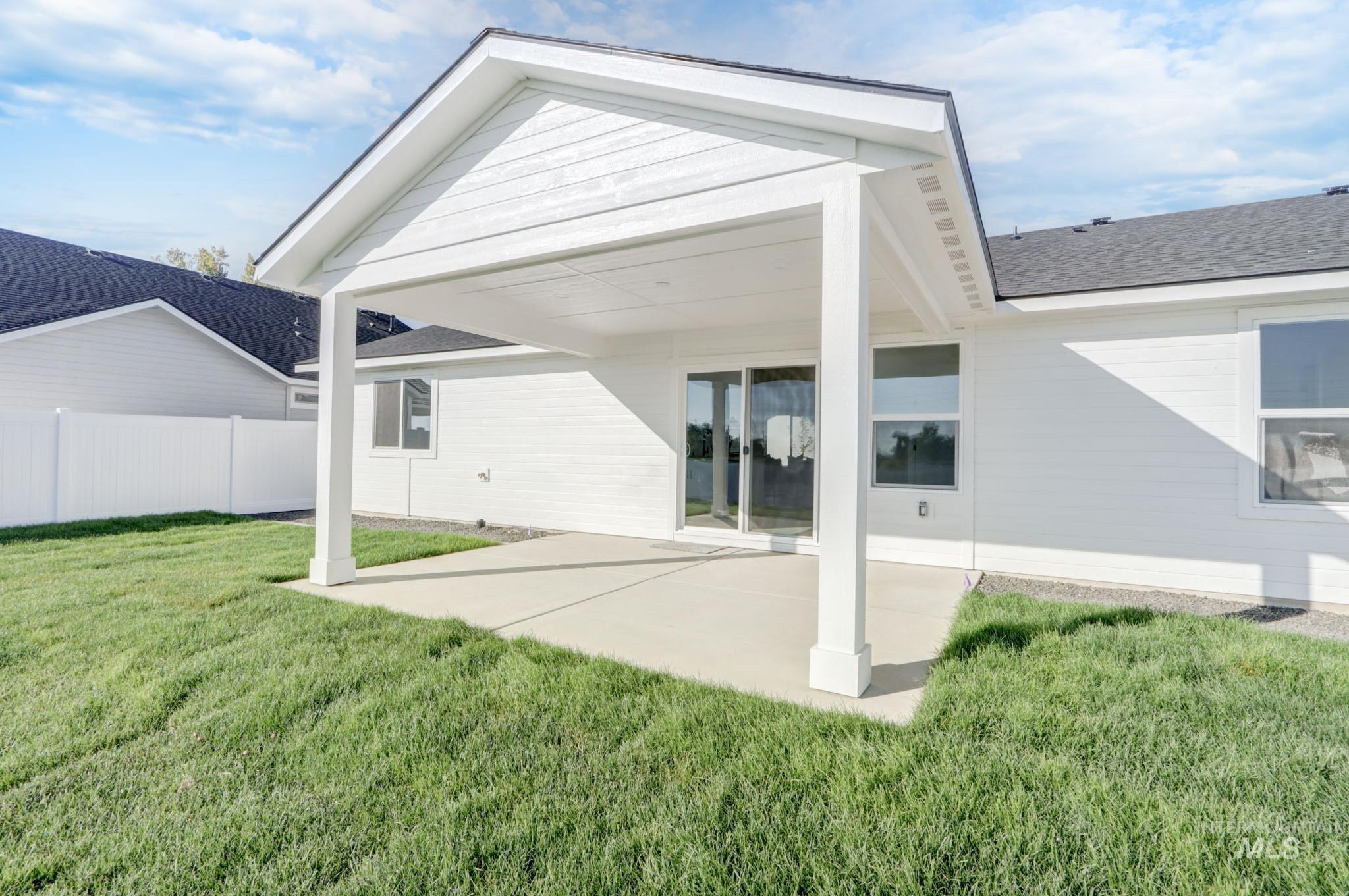 950 Campbell Street Vale, OR 97918 - Photo 37 of 37 Covered patio with a concrete surface, white siding, and a sliding glass door