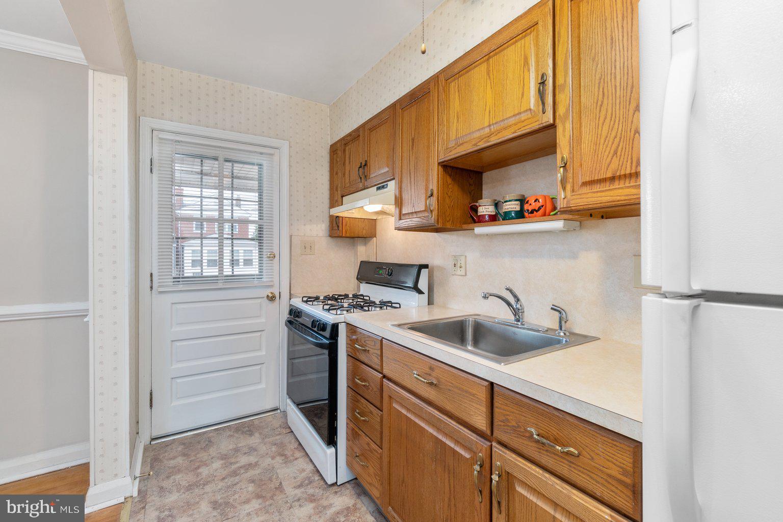 6905 Belclare Road Baltimore, MD 21222 - Photo 12 of 28 Kitchen with door to balcony