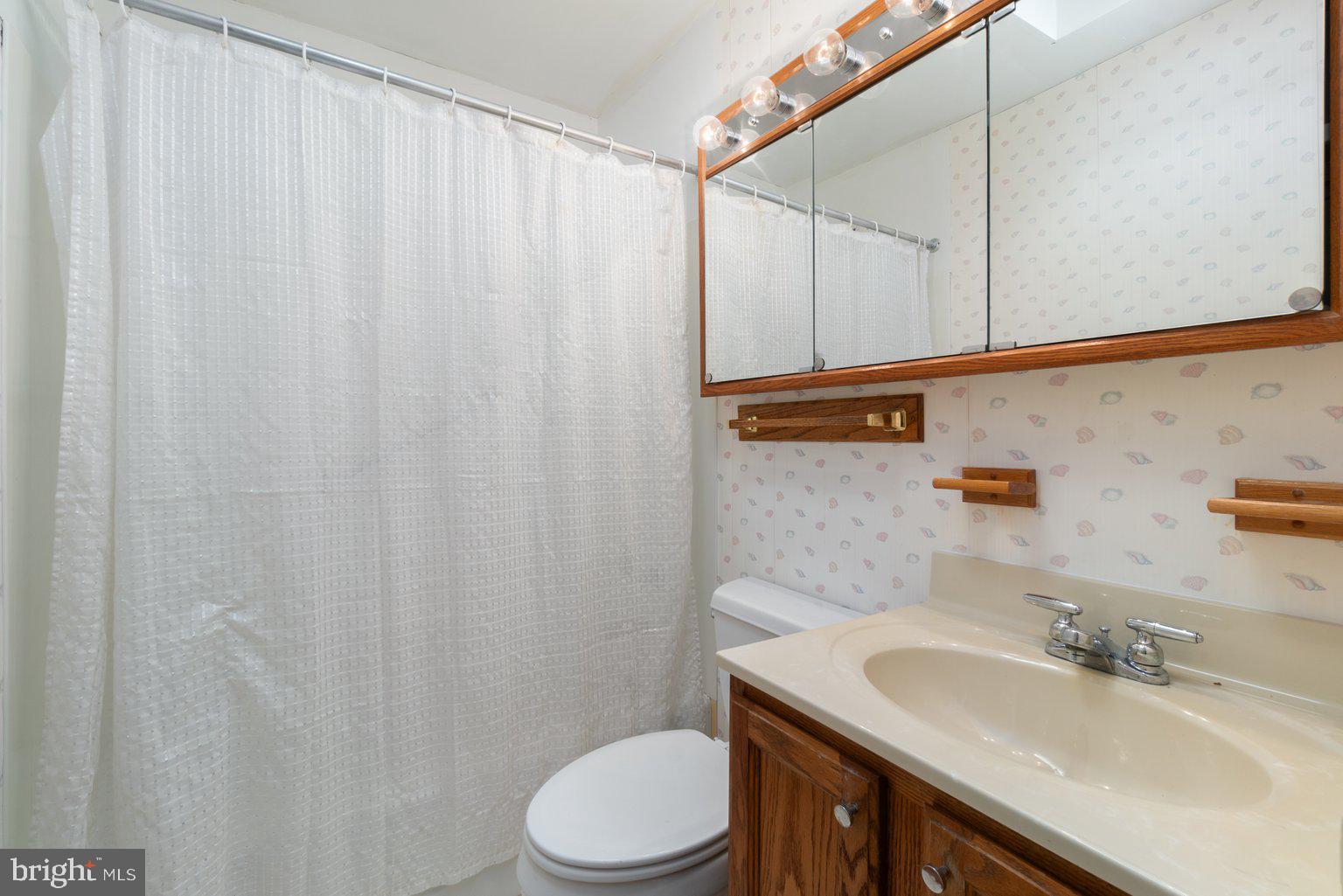 6905 Belclare Road Baltimore, MD 21222 - Photo 24 of 28 Full bath upper level