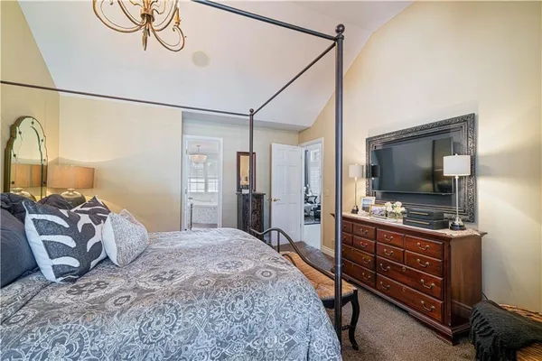 $757,800 | 2 Chadwick Lane, Country Club, MO 64505