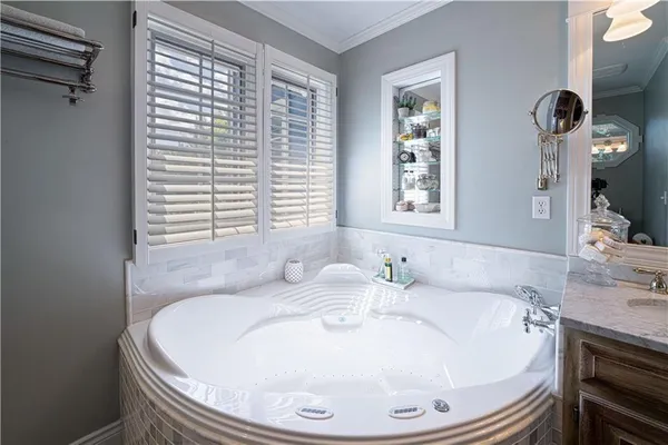 $757,800 | 2 Chadwick Lane, Country Club, MO 64505
