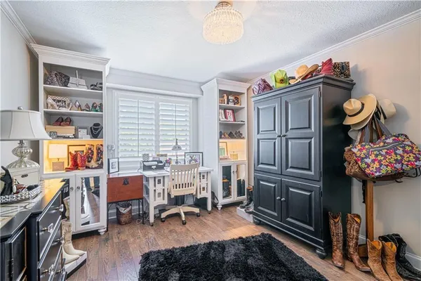 $757,800 | 2 Chadwick Lane, Country Club, MO 64505