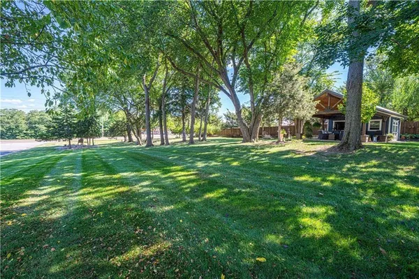 $757,800 | 2 Chadwick Lane, Country Club, MO 64505
