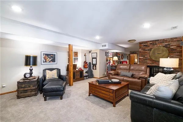 $757,800 | 2 Chadwick Lane, Country Club, MO 64505