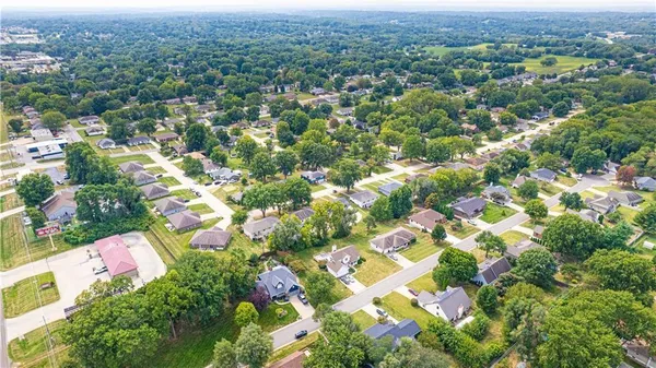$757,800 | 2 Chadwick Lane, Country Club, MO 64505
