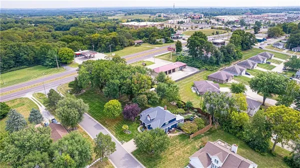 $757,800 | 2 Chadwick Lane, Country Club, MO 64505