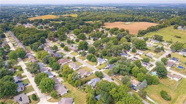 $757,800 | 2 Chadwick Lane, Country Club, MO 64505