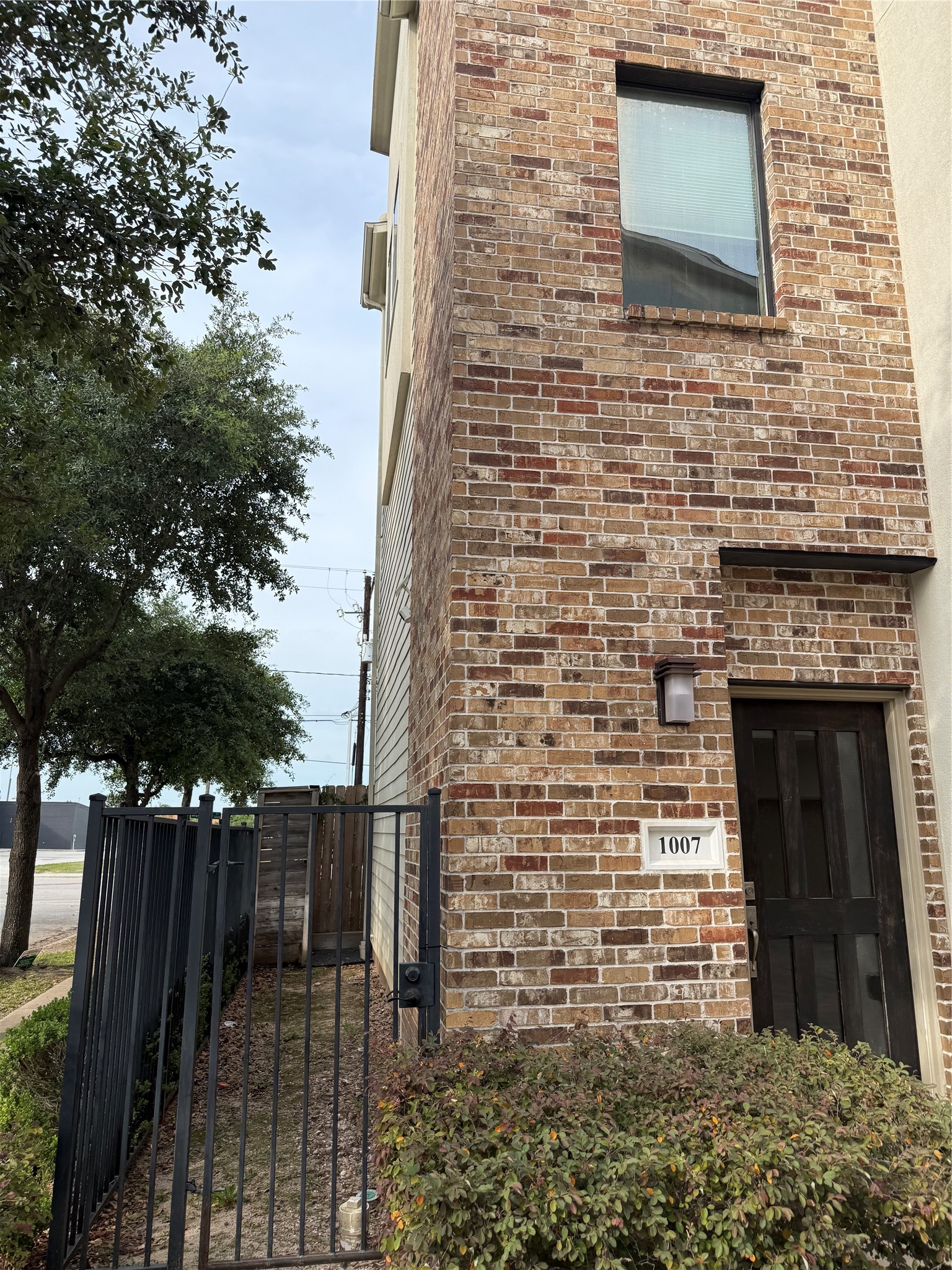 1007 Roberts Street Houston, TX 77003 - Photo 4 of 11 a brick building with a door and a yard