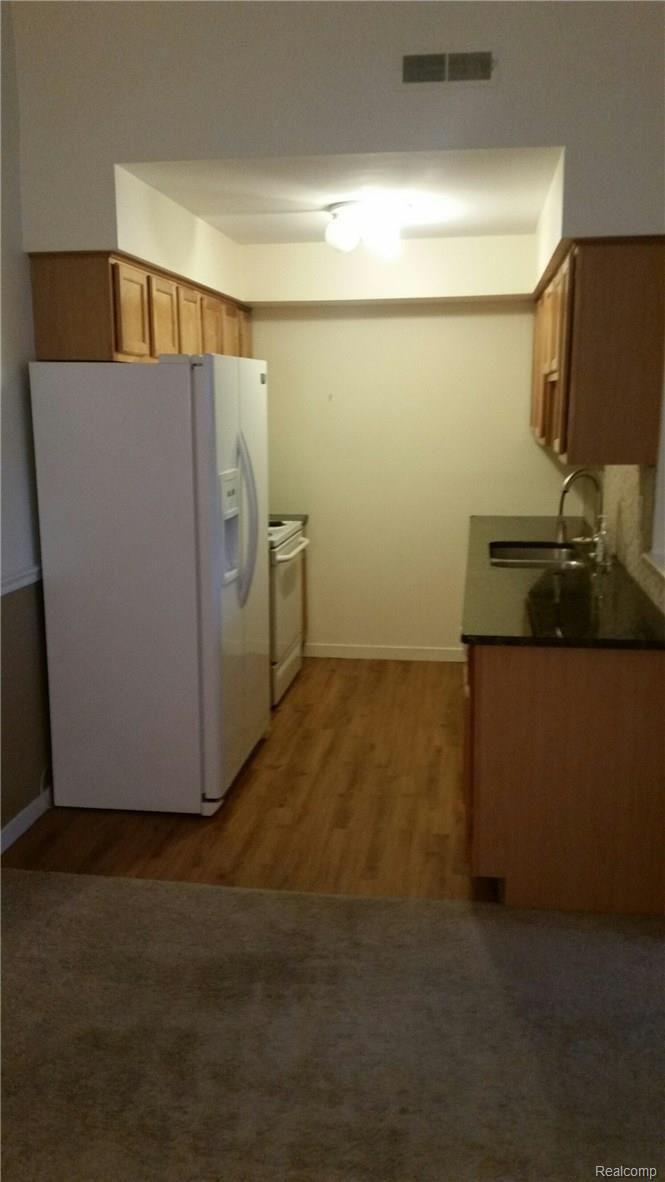 27991 Rollcrest Road, Unit 6 Farmington, MI 48334 - Photo 5 of 5 rollcrestkitchen.jpg