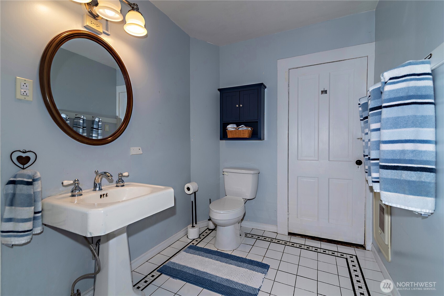 4441 Dry Creek Road Ellensburg, WA 98926 - Photo 16 of 32 a bathroom with a sink a toilet and a mirror