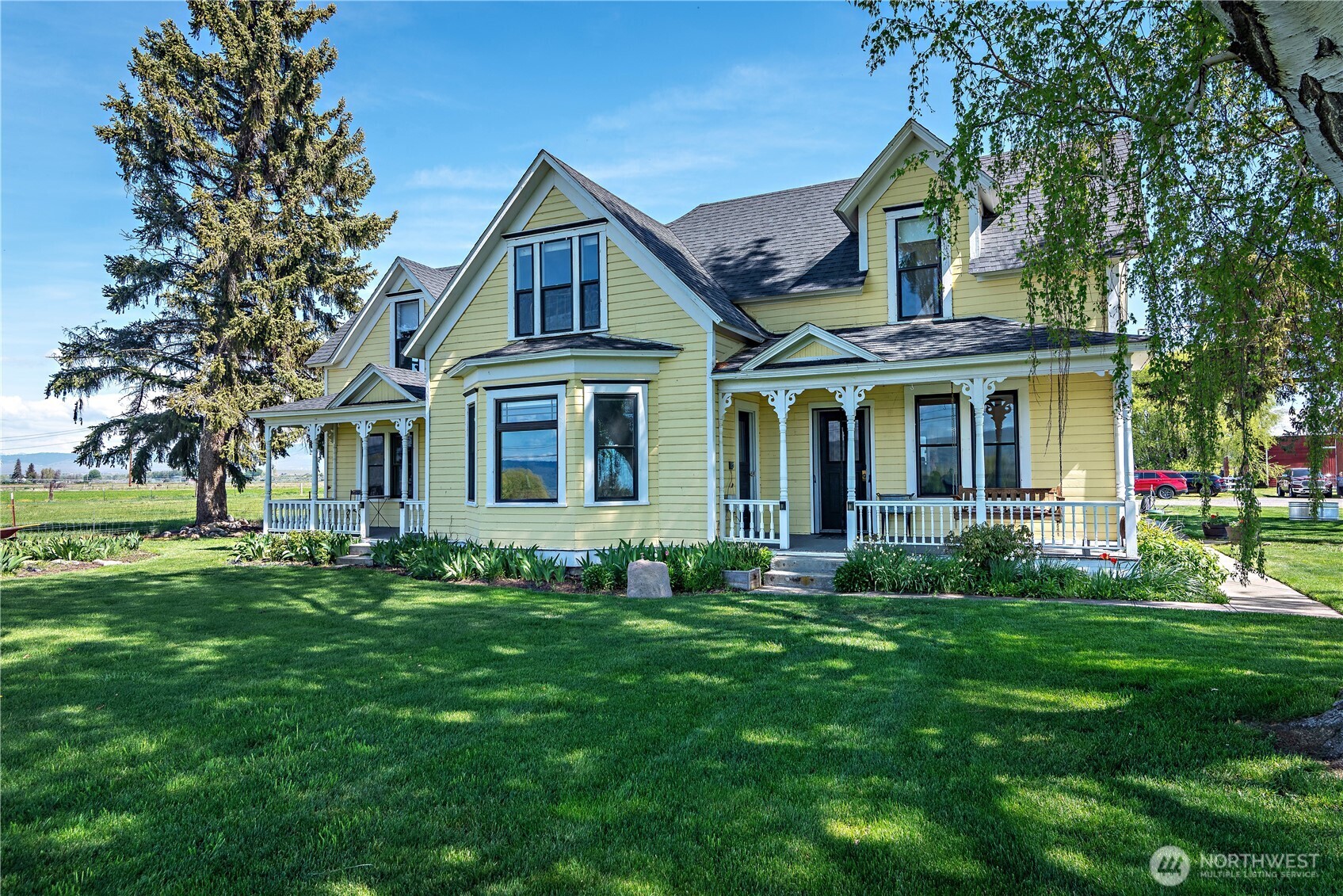 4441 Dry Creek Road Ellensburg, WA 98926 - Photo 2 of 32 a front view of a house with a garden