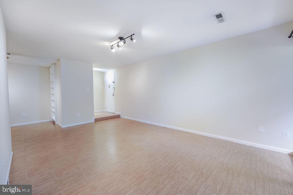 11212 Chestnut Grove Square, Unit 7 Reston, VA 20190 - Photo 5 of 26 Gallery Image 5