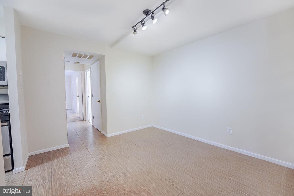 11212 Chestnut Grove Square, Unit 7 Reston, VA 20190 - Photo 6 of 26 Gallery Image 6
