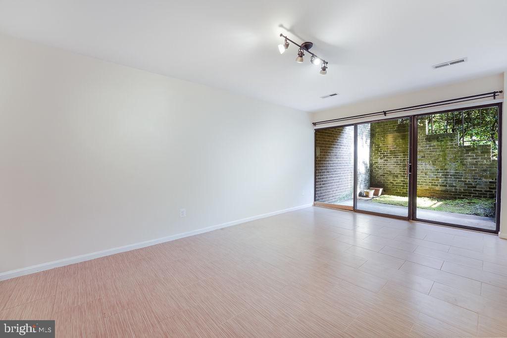11212 Chestnut Grove Square, Unit 7 Reston, VA 20190 - Photo 9 of 26 Gallery Image 9