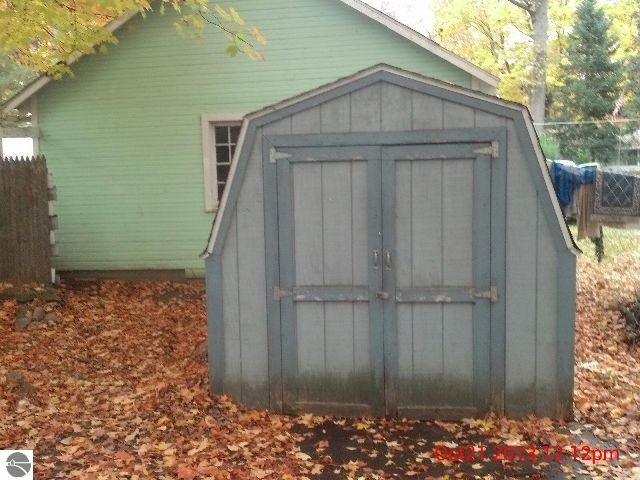 176 Clinton Street Crystal, MI 48818 - Photo 8 of 26 1778113-7.JPG
