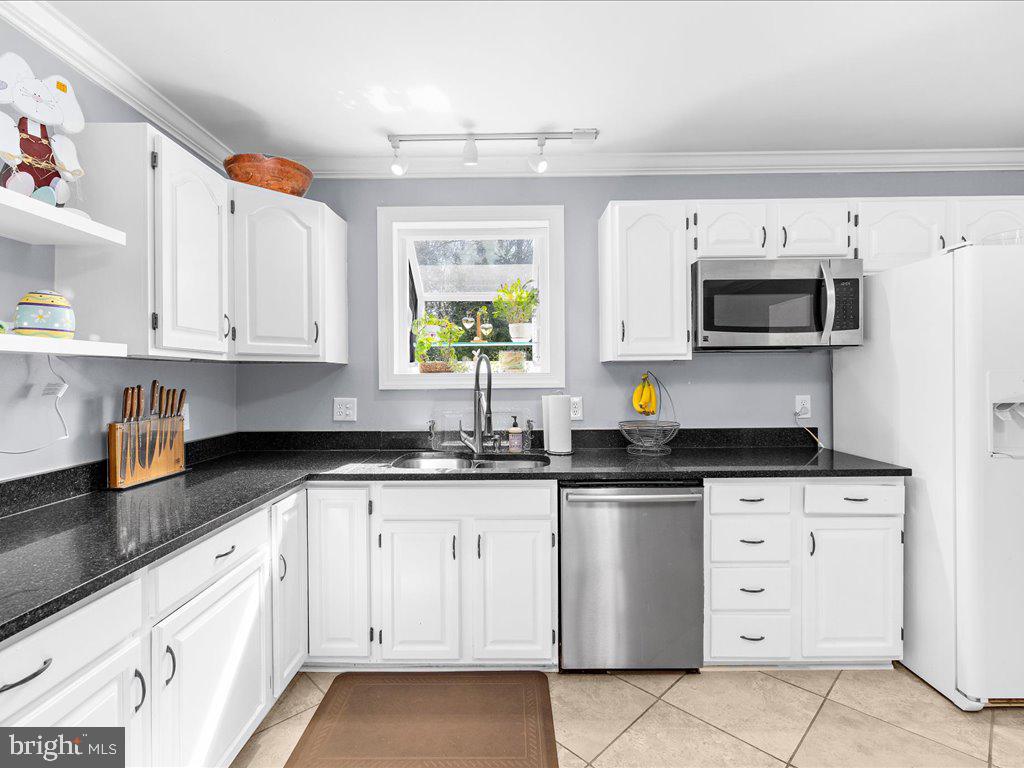 8195 Old Mill Road Pasadena, MD 21122 - Photo 12 of 51 Kitchen - updated cabinets with ...