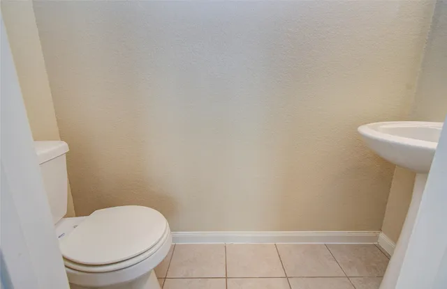 an empty room with closet and ceiling fan