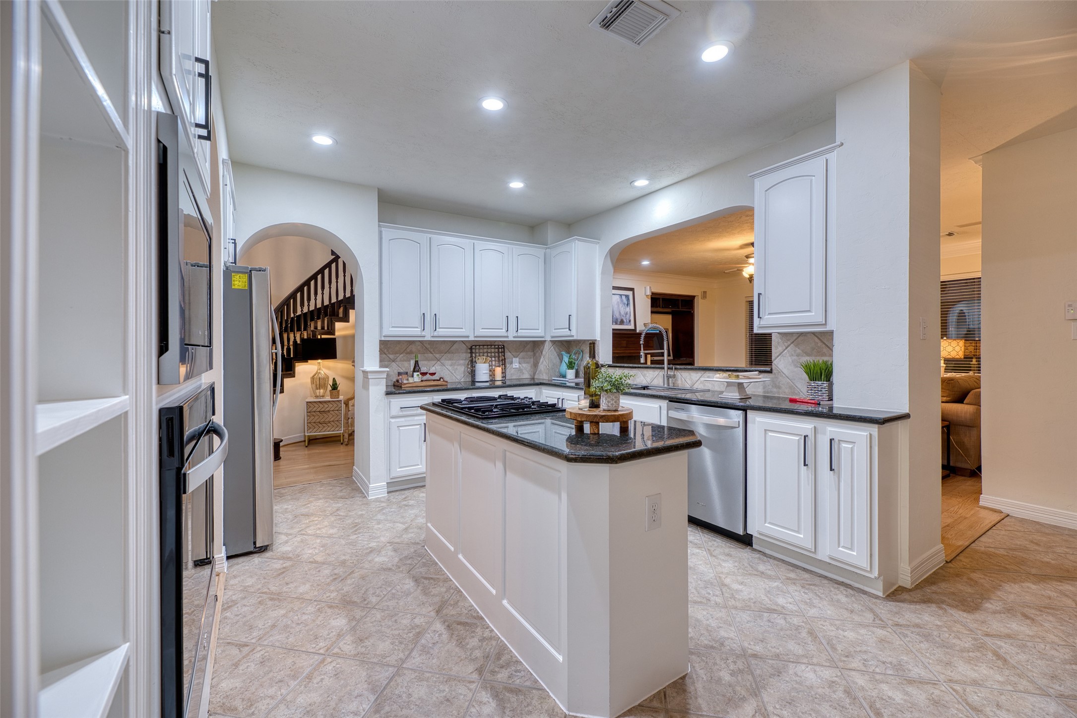 911 Chisel Point Drive Houston, TX 77094 - Photo 15 of 50 Spacious kitchen with double ovens, built-in shelving, and expansive counter space. Arched pass-throughs provide a view into the living areas for seamless entertaining.